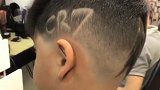综合-17年-感动!国外一小哥给自己踢了一个CR7加C罗标志站姿的发型-专题
