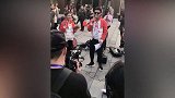 邓超街头卖唱，竟然还问粉丝要Money