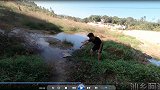 沼泽地发现一块烂木板，小伙用脚踢开后惊喜了，还好没用手摸！