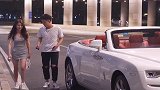富二代开劳斯莱斯撩妹，姑娘看完座驾后反应秒变，有钱真好啊！