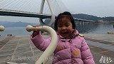 四川南充：3岁萌娃不扎堆，来到嘉陵江边“露天健身场”，干啥呢