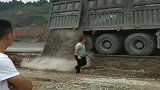 重卡百吨王卸车过程，一般人还不敢操作！