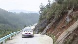 贵州乡村婚礼现场，乐队在新娘家院子里吹打，浓浓的乡土习俗！
