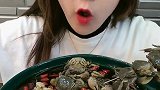 吃货姐生呛螃蟹，连壳一起吞，这牙齿也太锋利了