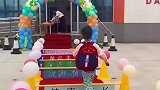 幼儿园入学礼，女孩被障碍物绊倒