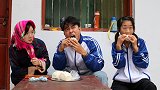 妈妈新蒸的馒头，千万拿着馒头夹辣条吃的真香，妈妈做的味道真好