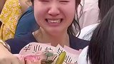 高考正式结束，学生控制不住放声大哭
