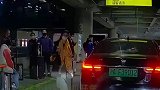 女子出行叫司机开车，行李放好了人却没上