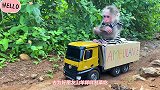 小猴子比比开着卡车上山为山羊割草，车轮陷入沙坑，还遇上拦路虎