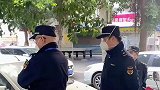 攀爬车爱好者，非要在人行道上玩自行车，黄色砖铺地叫什么道