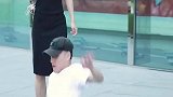 姑娘表情也太可爱了吧，很巧妙化解了尴尬！