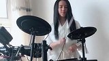 架子鼓小姐姐演奏《98K》，这节奏感太强了，好嗨呦！