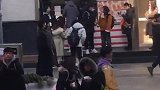 街头发现神奇的衣服，色彩流动变幻，超有趣！