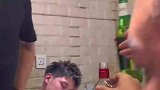 男生醉酒睡着后被强制开机
