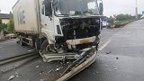 江苏一骑手横穿马路被卷货车底 路人“神躲避”逃过一劫