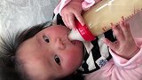 奶瓶歪了！宝宝笨拙地慢慢挪正，慢吞吞的小动作萌翻了