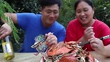 老公今天买了海鲜，老婆铁锅一炖，老公配上啤酒边吃边喝真痛快