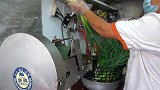 台湾小店师傅现做葱花大饼，下锅蒸，撒芝麻