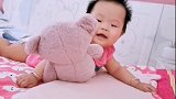 妈妈给小宝宝拍视频，宝宝也在偷偷的看着妈妈，小表情好萌啊！