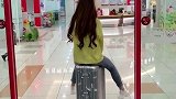 小姐姐被卡住的瞬间，气氛异常尴尬