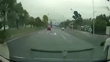行车记录仪女司机路口压线急停，差点就撞上了
