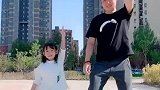 孩子和爸爸一起跳舞，配合的十分默契，不愧是亲生的