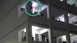 男孩手机被偷学校内欲跳楼 消防员“从天而降”一脚飞踹将其救回