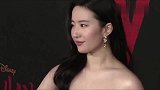 明星红毯争奇斗艳，沈腾眼神忧郁中带搞笑，杨幂、刘亦菲眼神高亮