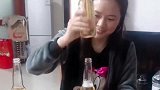 女朋友跟风, 摩擦两瓶啤酒, 一瞬间啤酒就冒出泡沫