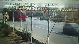 大货车无视限高杆，直接冲，这下摊上大事了