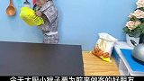 小猴子比比化身大厨，不仅亲自买菜，还为客人小狗做寿司
