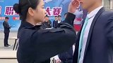 安检小姐姐示范标准检查，这样给男人安检，也太尴尬了吧！