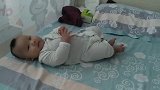 3个月宝宝每次翻身都有个坏习惯，你猜猜是什么