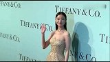 倪妮飞机上偶遇同名同姓空姐 两人颜值相当平分秋色