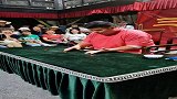 古彩戏法三仙归洞，表演被游客识破，镜头记录尴尬时刻