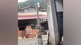 高手在民间！小哥插花脚将塑料瓶踢进垃圾桶