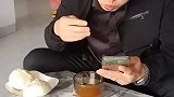 爸爸吃饭还看手机，今天就给她个教训