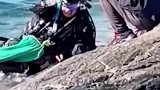 男子在海边钓路亚，不料将潜水员钓起