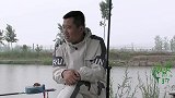 阴雨天小伙黑坑钓鱼，抬竿鱼线吱吱响遭遇大物，老板划船下河支援
