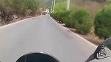摩托骑手山路压弯，没想地上有沙子