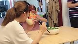 爸妈竟然背着我偷吃，幸亏老公有这举动，难道我是捡来的