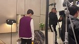 搞笑花絮：片场白敬亭自导自演，原来你是这样的白敬亭