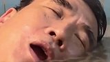 爸爸在鱼疗池睡着，差点生吞小鱼，女儿：不想认爸了