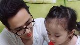 小宝贝和爸爸在看什么呢，好认真呀