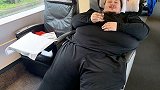 俄客机因乘客被吸进马桶迫降 200公斤男子:我不想死在厕所！
