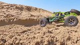 4驱超强RC赛车在沙漠上测试超强越野性能