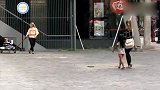 竟还有用“笼子”保管小孩的，路人都惊呆了