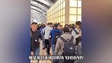 日本机场挤满了回国的人，游客：家里人也在催，担心安全