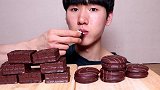 小哥吃2种巧克力派，圆形的和方形的，咀嚼音都一样甜蜜蜜