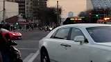 公交车给跑车让路，有钱就是幸福，瞬间感觉全世界都是自己的